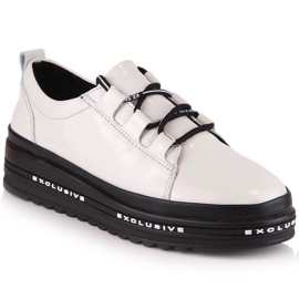 Nahkalakatut mukavat kengät beigellä alustalla S.Barski LR29592