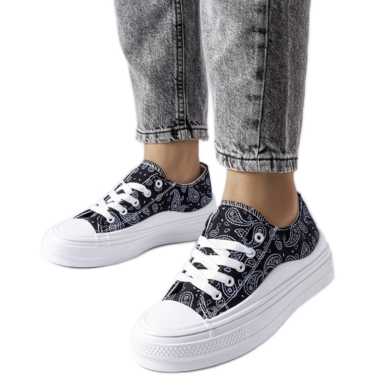 Bélairin mustat alustalenkkarit