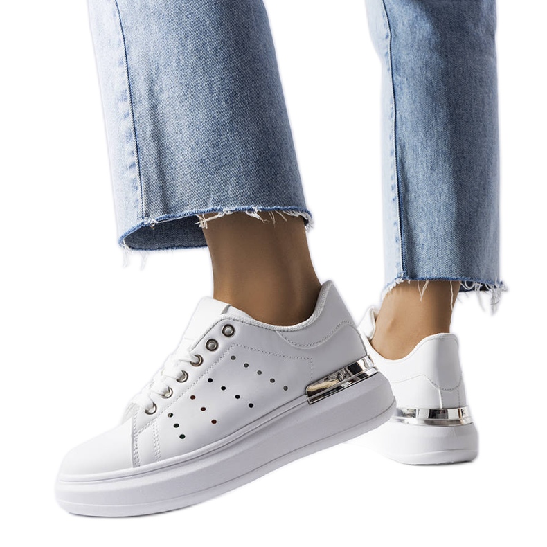 Valkoiset lenkkarit, joissa värillinen Chalut-rei'itys valkoinen