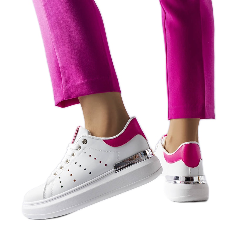 Valkoiset lenkkarit, joissa värillinen Chalut-rei'itys valkoinen