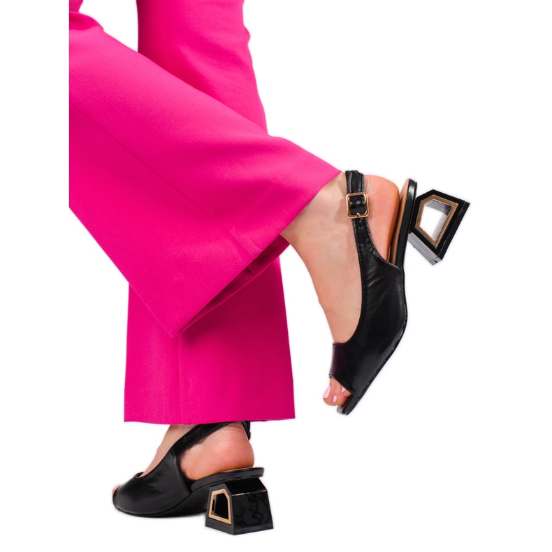 Vincezan mustat sandaalit matalalla koristekorolla