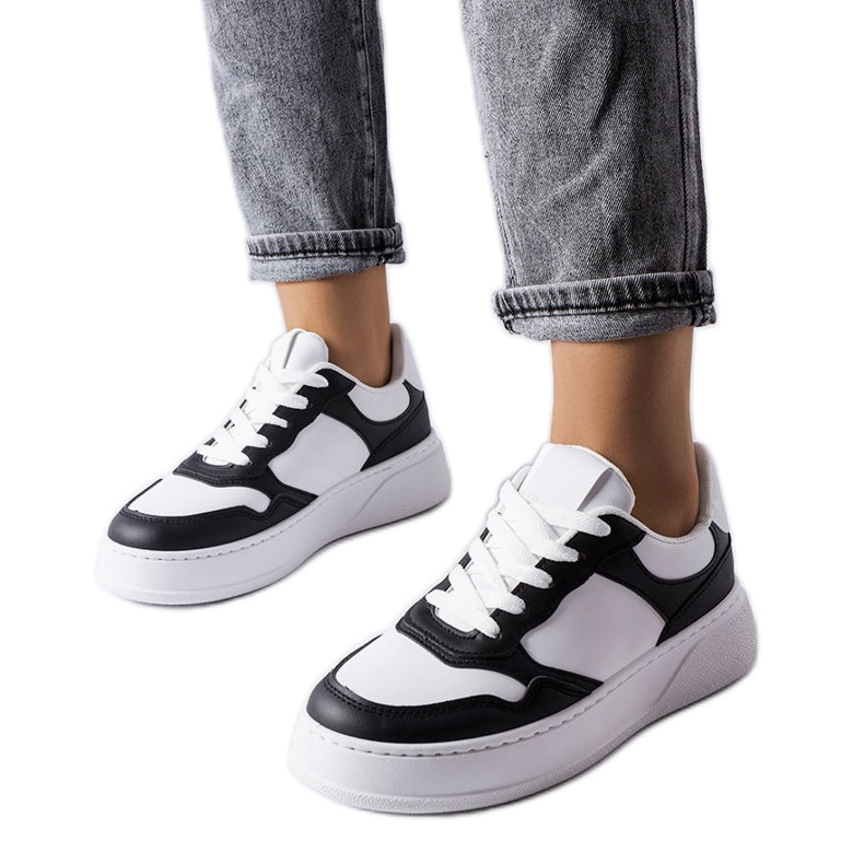 Baronin mustavalkoiset saappaat paksummalla pohjalla valkoinen