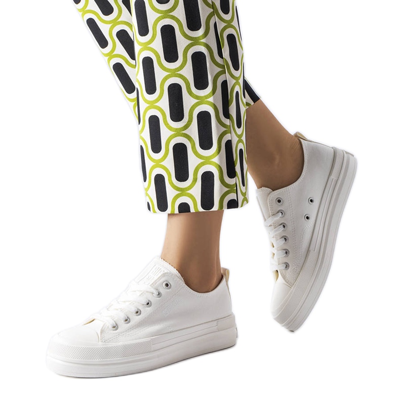 Valkoiset tennarit alustalla Big Star LL274968 valkoinen