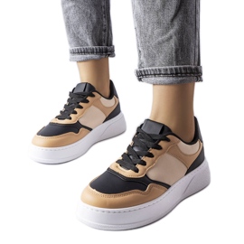 Baronin mustat ja beigenväriset saappaat paksummalla pohjalla