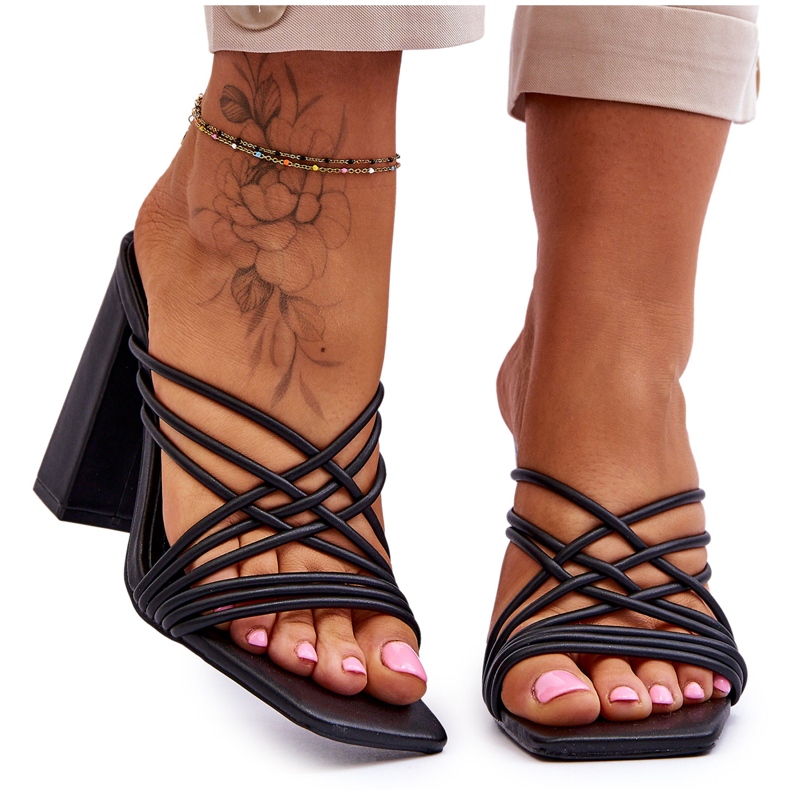 Korkeakorkoiset sandaalit hihnoilla Musta Beckie