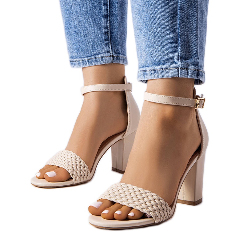 Evento Oliveirinhasin beige-kudotut sandaalit