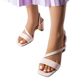 Beaulac-kiiltonahkasandaalit beigenväriset