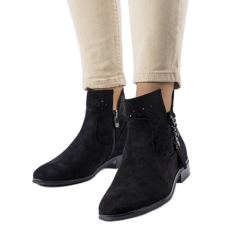 Vincezan mustat saappaat harjakattoisilla sisäosilla