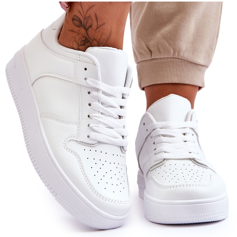 Klassiset urheilukengät valkoisella Larena-alustalla valkoinen