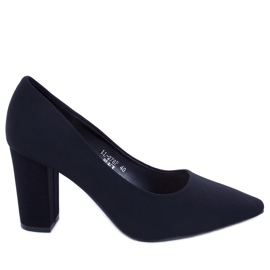 Pumput Eilish Black -tolppaan musta