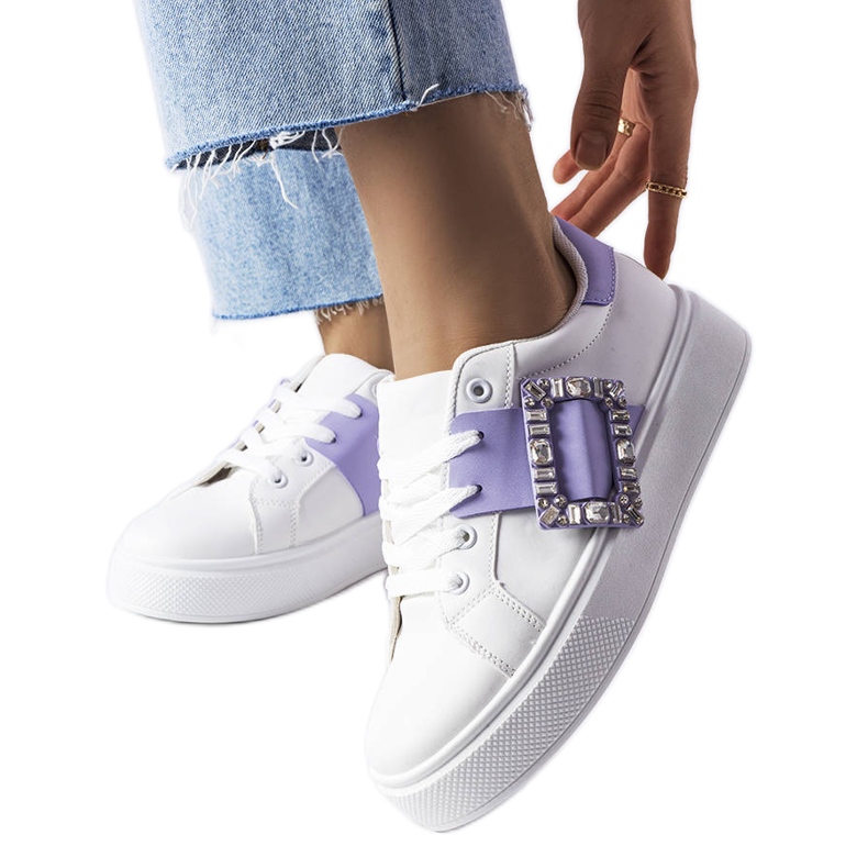 Valkoiset tennarit, joissa on violetti Ike-solki valkoinen