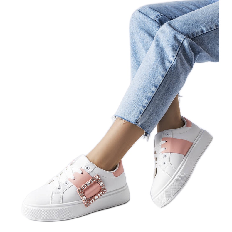 Valkoiset tennarit, joissa on vaaleanpunainen Ike-solki valkoinen