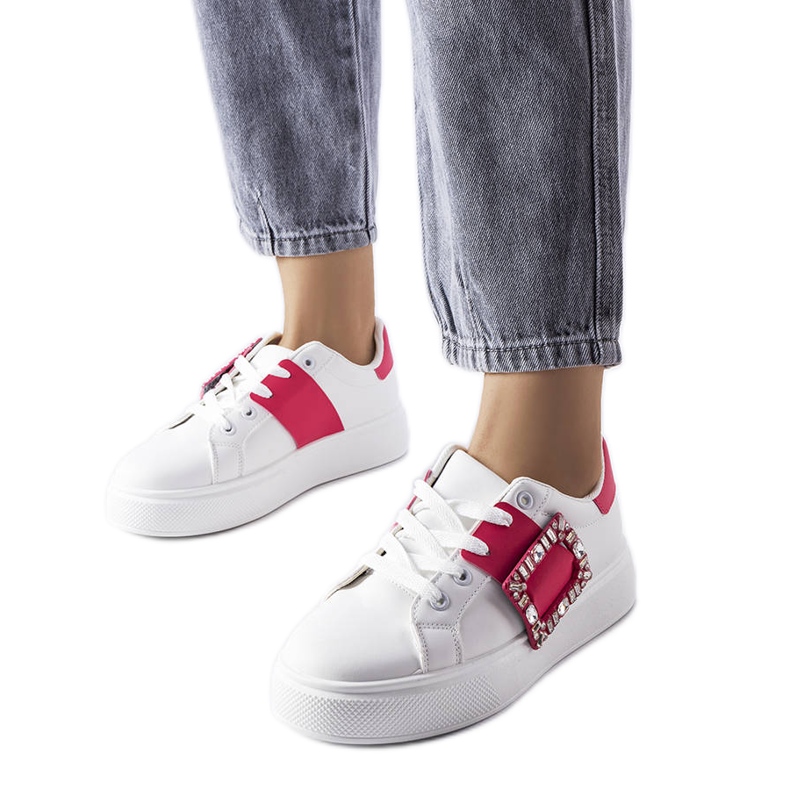 Valkoiset tennarit, joissa on vaaleanpunainen Ike-solki valkoinen