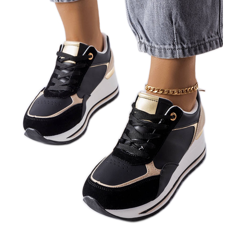 Mustat kiilalenkkarit Harvélta