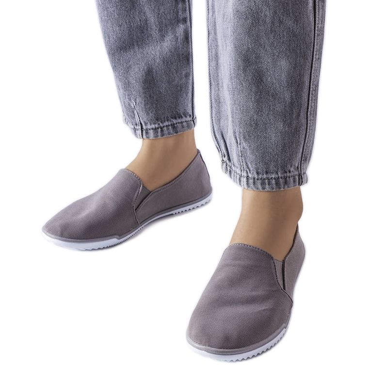 Gaulinin harmaat joustavat tennarit