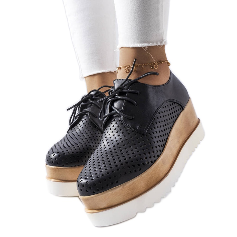 Mustat harjakattoiset kiilakengät Laurentilta