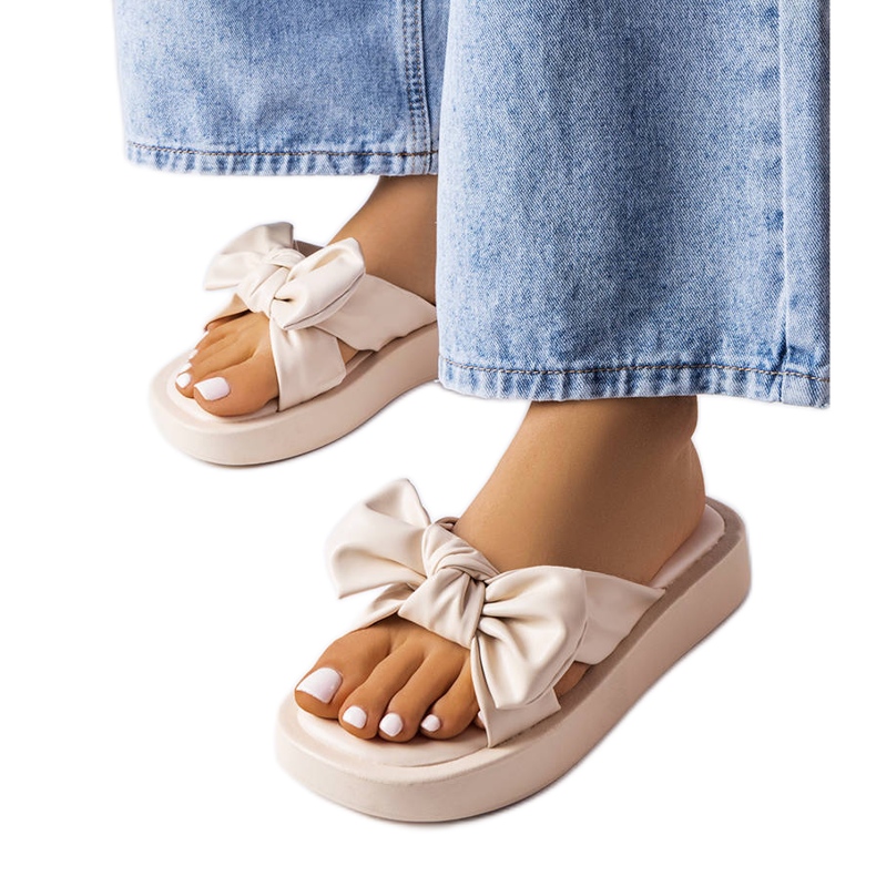 Edvardin beige-tasosandaalit rusetilla