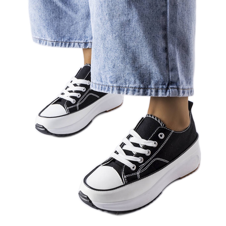 Mustat urheilulenkkarit McKeylor-alustalla