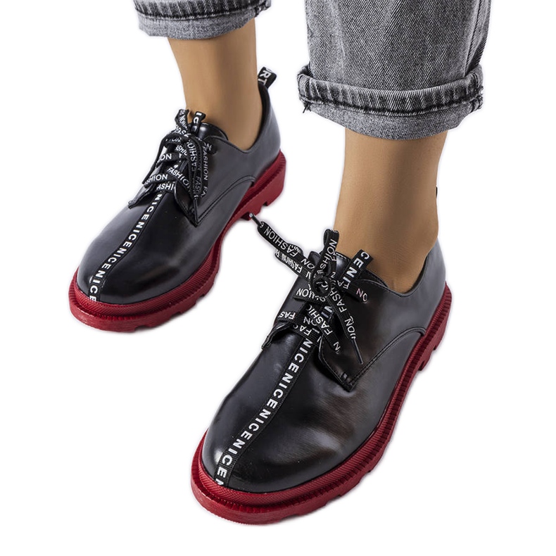 Hanifanin mustat broguet kontrastipohjalla