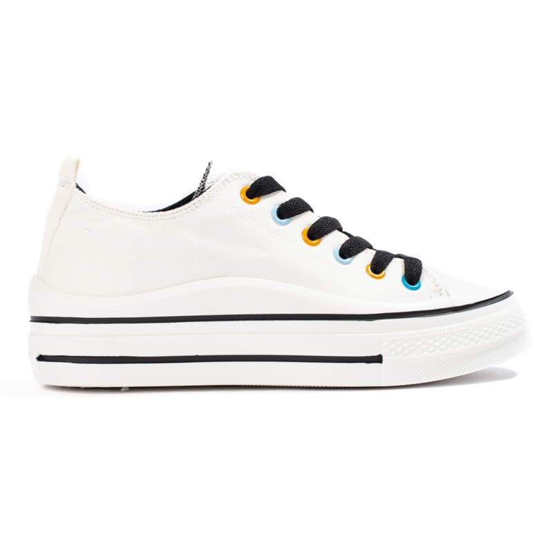 Naisten tennarit alustalla Shelovet valkoinen