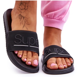 Vaaleat naisten tossut, joissa musta iloinen teksti