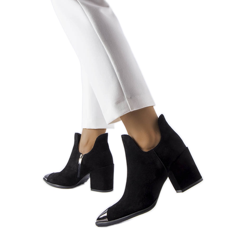 Karinon mustat nahkasaappaat