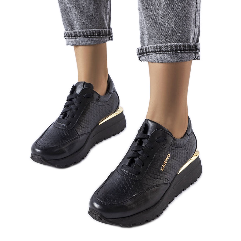 Karinon mustat nahkalenkkarit