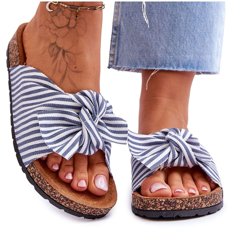 FJ1 Varvastossut korkkitasolla, jossa on juhlava valkoinen ja sininen raidat