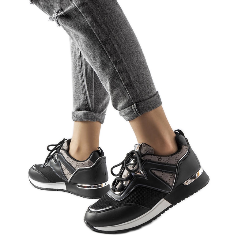 Bedordin mustat tennarit kultaisilla elementeillä