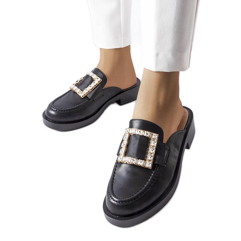 Columbuksen mustat varvastossut, joissa on sisäänrakennettu kärki