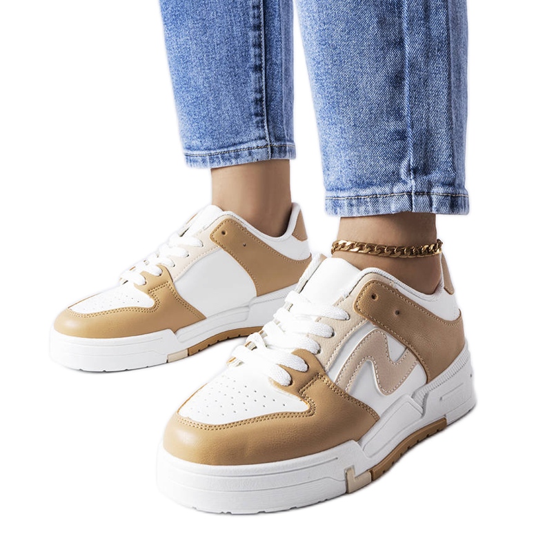 Harterin ruskeat saappaat, joissa paksumpi pohja beige