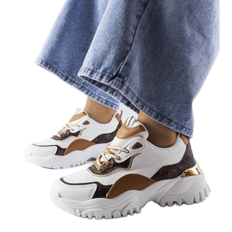 Alta valkoiset tennarit epäsäännöllisessä pohjassa valkoinen