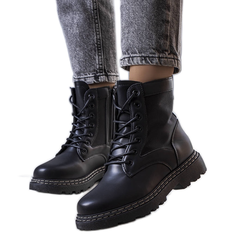 Mustat eristetyt Krylon saappaat