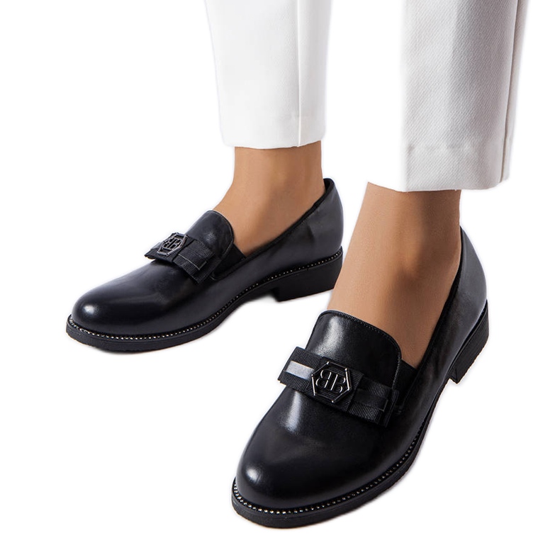 Mustat leipät, jotka on koristeltu keula- ja strassilla