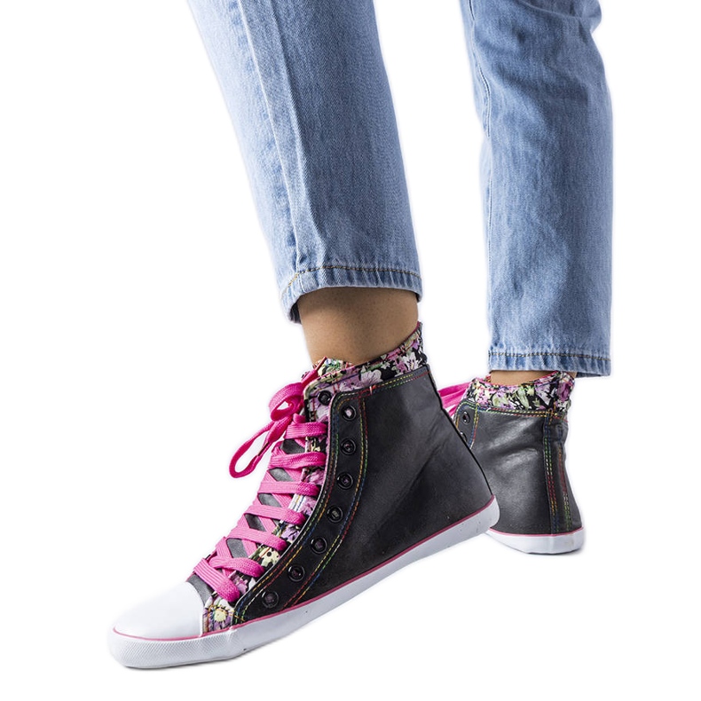 Mustat kukkaiset nilkkurit Marphisalta