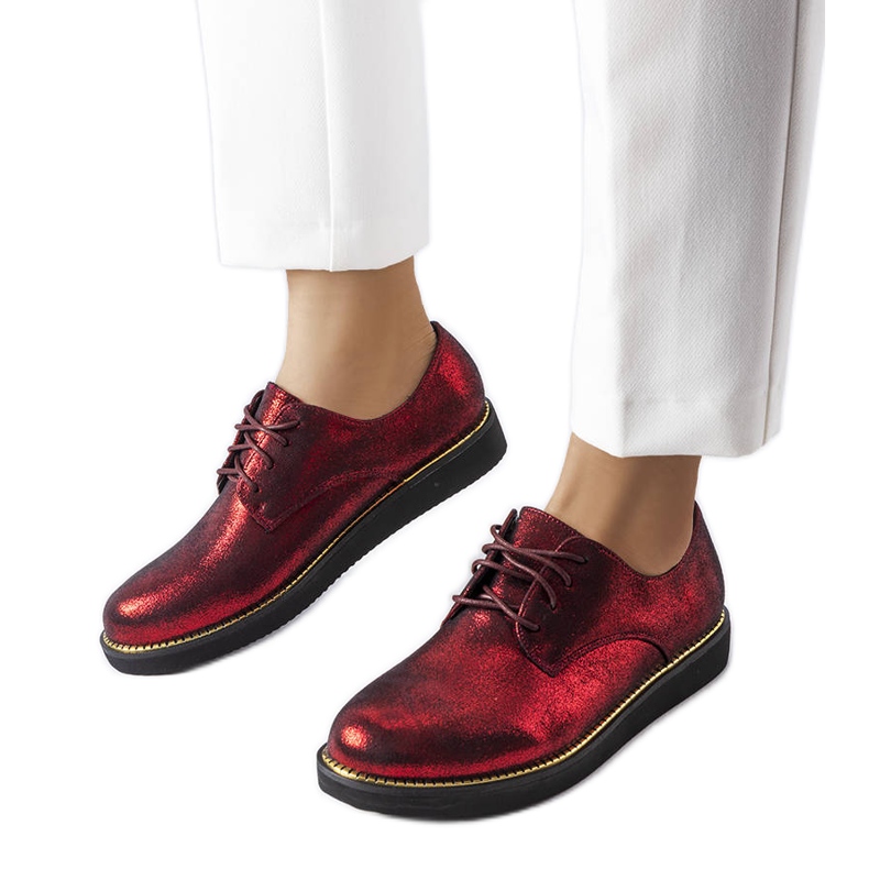 Cemeteryn punaiset kimaltelevat brokadikengät punainen