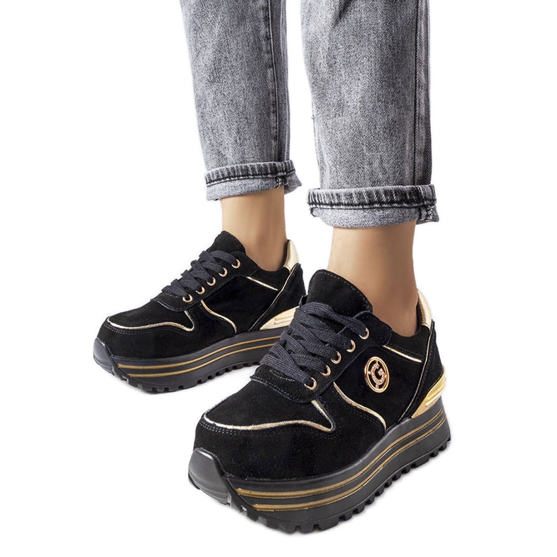 Therrienin mustat ja kultaiset alustalenkkarit