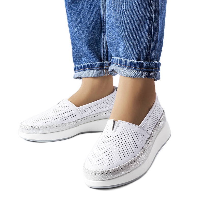 Harmaat harjakattoiset kengät Noruegalta