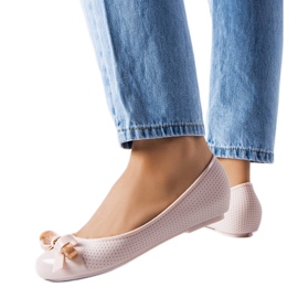 Beiget balerinat koristeltu Harlingen-rusetilla