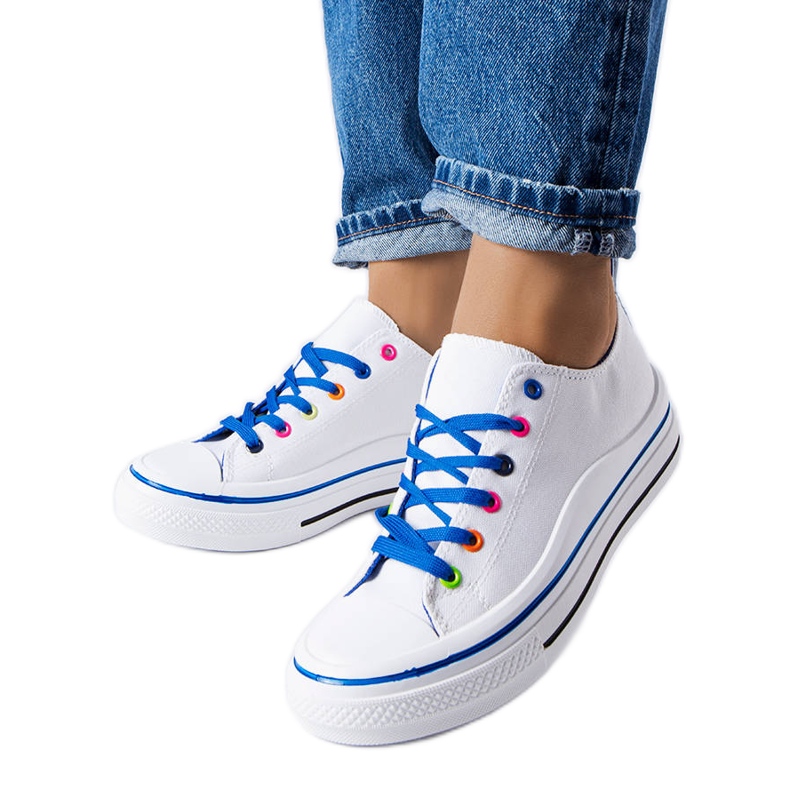 Boisin valkoiset ja siniset alustalenkkarit valkoinen