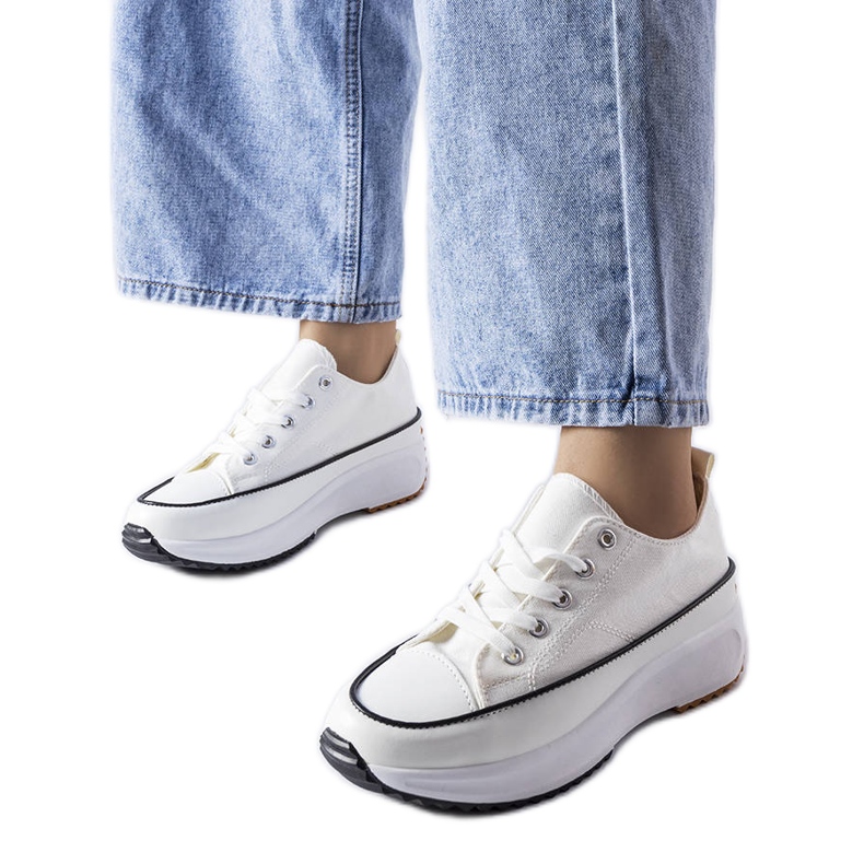 Valkoiset urheilulenkkarit McKeylor-alustalla valkoinen