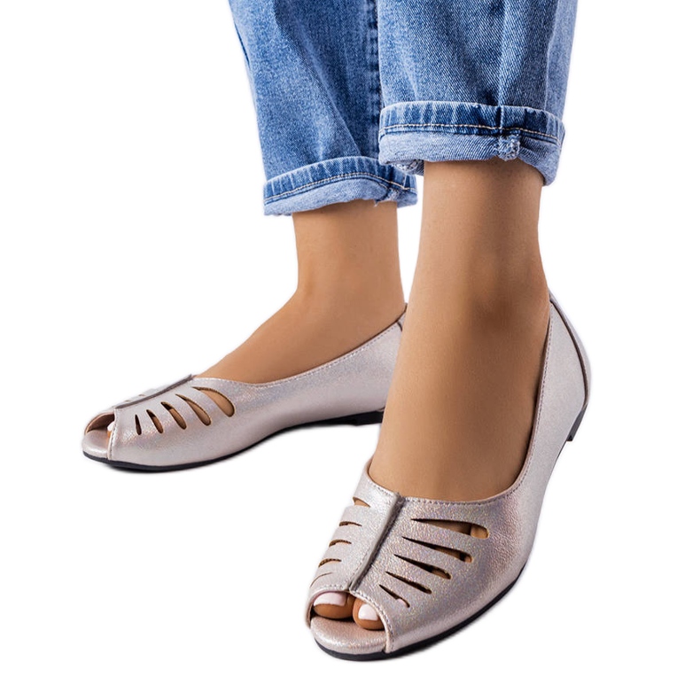 Fongemien hopeanväriset metalliset leikatut balerinat