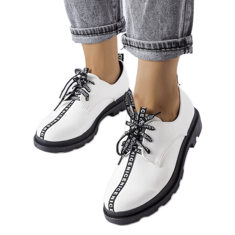 Hanifanin valkoiset broguet kontrastipohjalla valkoinen