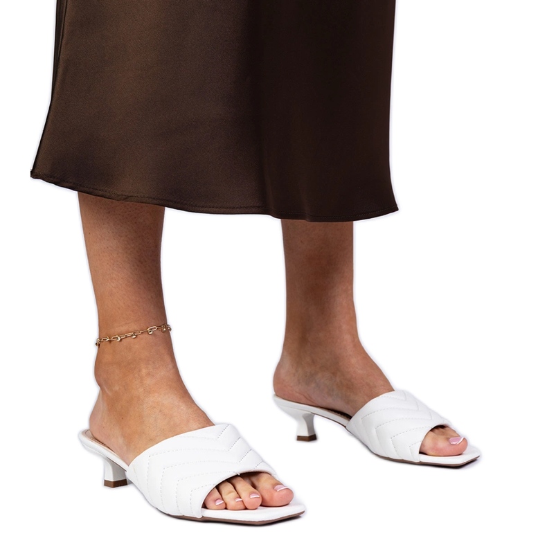 Valkoiset matalakorkoiset varvastossut valkoinen