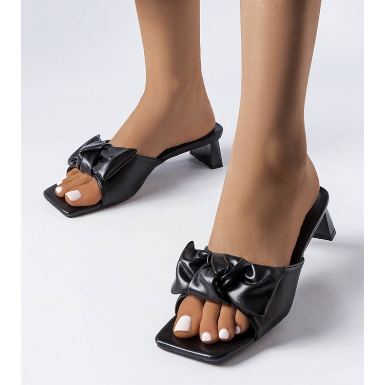 Mustakorkoiset sandaalit tammirusetilla