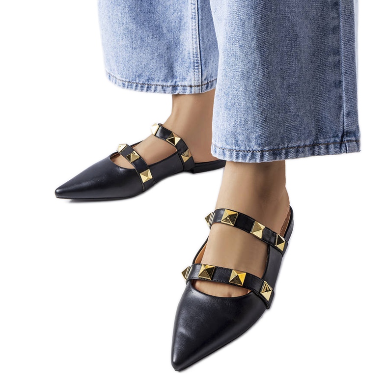 Ruckmanin mustat teräväkärkiset sandaalit