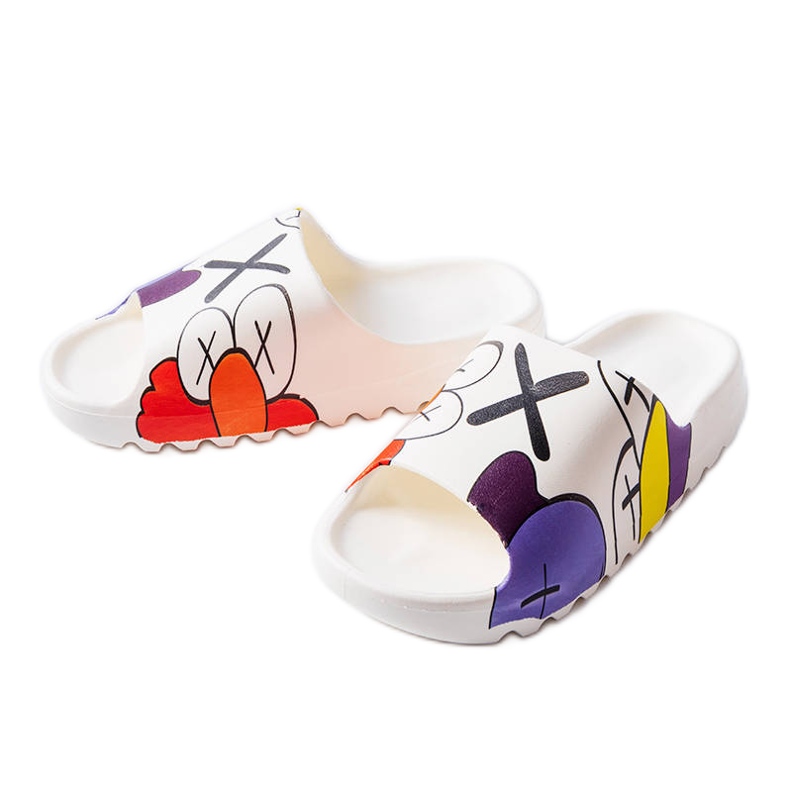 Valkoiset tossut kulutuspinnalla ja painatuksilla valkoinen