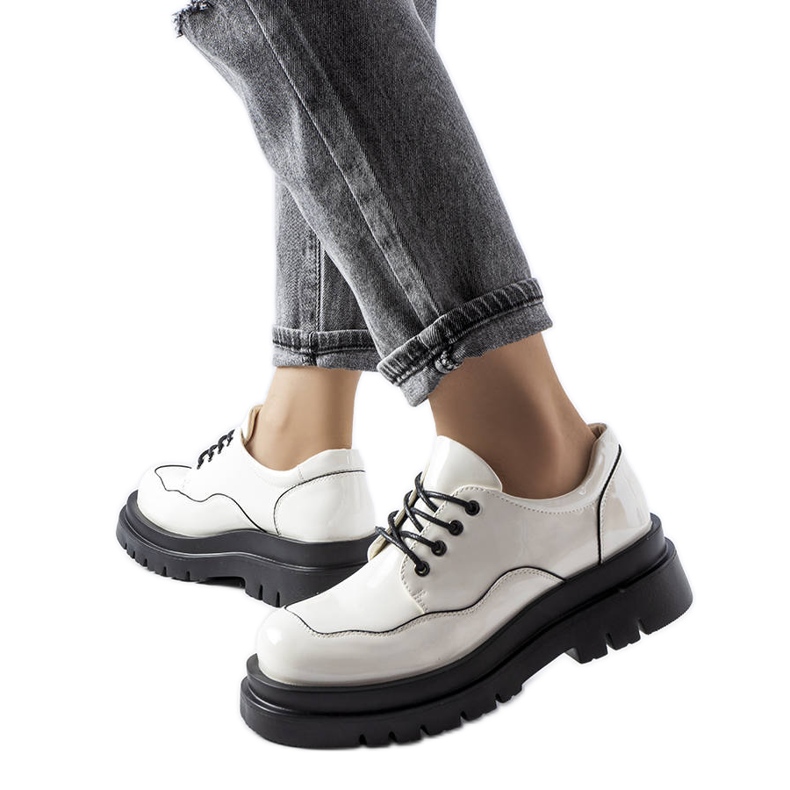 Valkoiset brogues massiivisessa Cheshire-pohjassa valkoinen