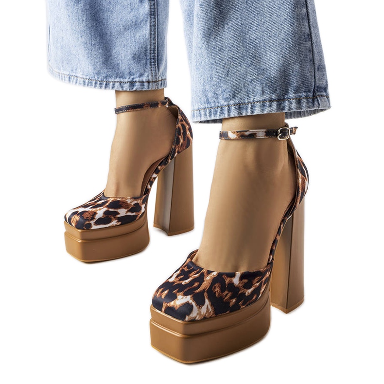 Rominesin ruskeat korkokengät