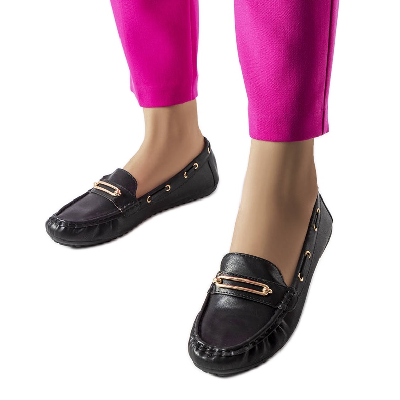 Mustat loaferit, joissa on Seattle-applikaatio